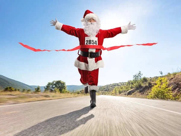 Mutlu Noel Baba Bitiş Çizgisinde Asfalt Yolda Koşuyor — Stok fotoğraf