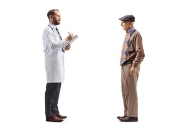 Bir doktorun doküman yazarken ve yaşlı bir hastayla beyaz arka planda dikilirken tam boy profil çekimi.