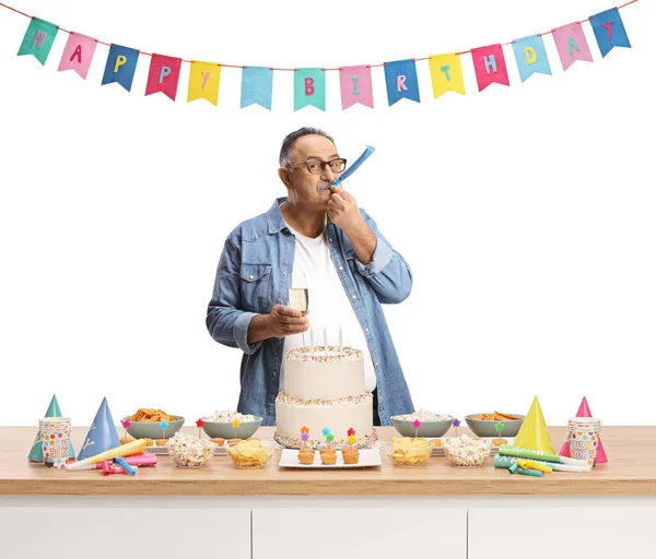 Casual Uomo Maturo Che Soffia Corno Festa Compleanno Dietro Bancone — Foto Stock