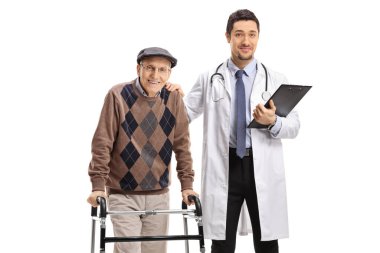 Genç bir erkek doktor ve yaşlı bir erkek hasta. Yürüteç beyaz arka planda izole edilmiş.