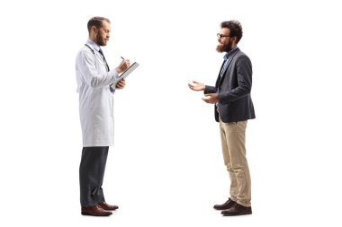 Beyaz arka planda izole edilmiş bir erkek hasta için reçete yazan bir doktorun tam boy profil çekimi.