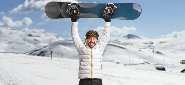 Homem Levantando Snowboard Uma Montanha — Fotografia de Stock