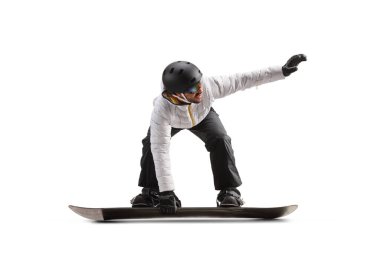 Beyaz arka planda izole edilmiş kar kaykayı süren kasklı bir adam.