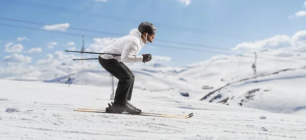 Ganzkörperaufnahme Eines Männlichen Skifahrers Beim Skifahren Auf Einem Berg — Stockfoto