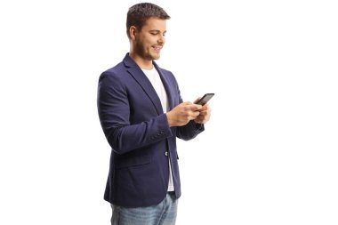 Beyaz arka planda izole edilmiş bir cep telefonu kullanan genç bir adamın yan görüntüsü.