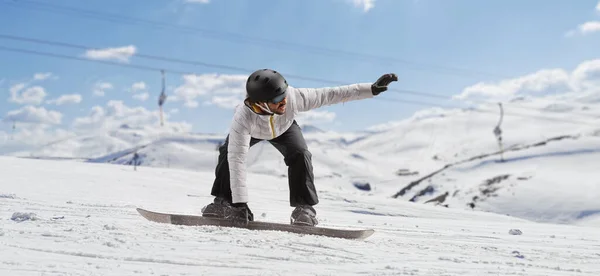 Homem Deslizando Com Snowboard Uma Montanha Nevada — Fotografia de Stock
