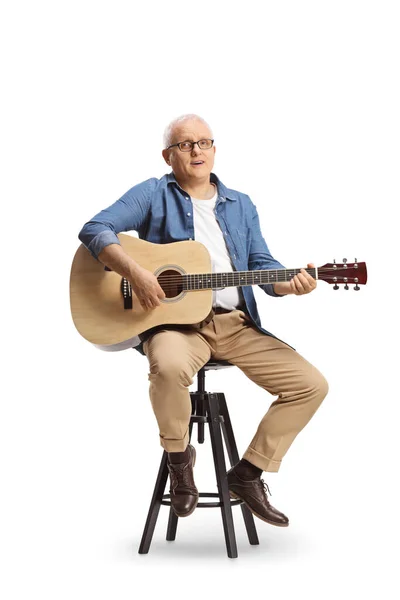 Akustik Gitarlı Olgun Bir Adam Bir Sandalyede Oturuyor Mavi Arka — Stok fotoğraf