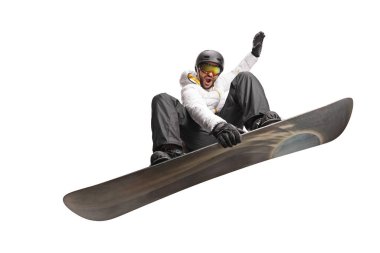 Beyaz arka planda izole edilmiş bir snowboard ile atlayan heyecanlı genç adam.