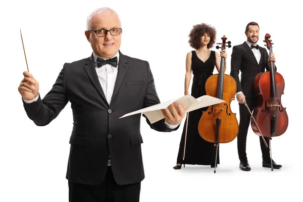 Man Dirigent Kunstenaars Poseren Met Cellos Geïsoleerd Witte Achtergrond — Stockfoto