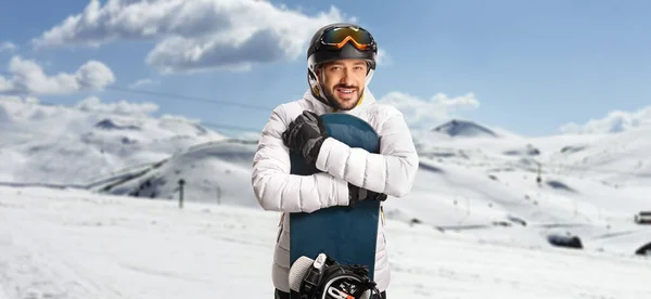 Jeune Homme Embrassant Snowboard Posant Sur Une Montagne Enneigée — Photo