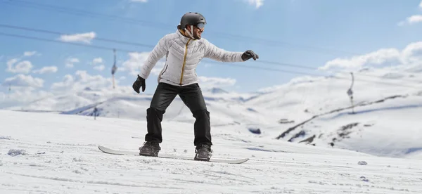 Tiro Comprimento Total Homem Montando Snowboard Uma Colina Nevada — Fotografia de Stock