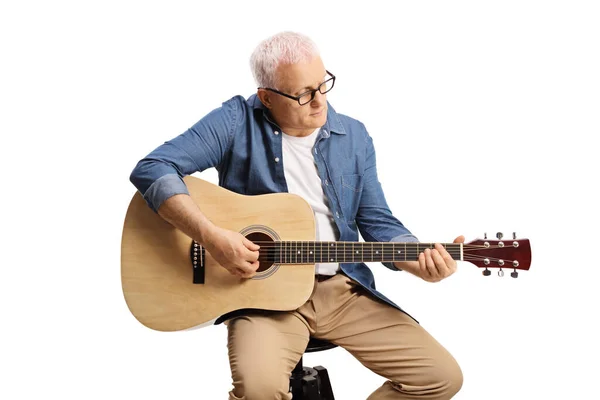 Olgun Bir Müzisyen Beyaz Arka Planda Izole Edilmiş Akustik Gitar — Stok fotoğraf