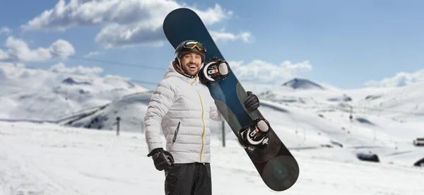 Jovem Feliz Segurando Snowboard Olhando Para Câmera Uma Montanha — Fotografia de Stock