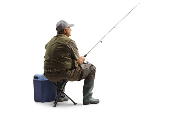 Рыбак, сидящий на стуле с удочкой на белом фоне
