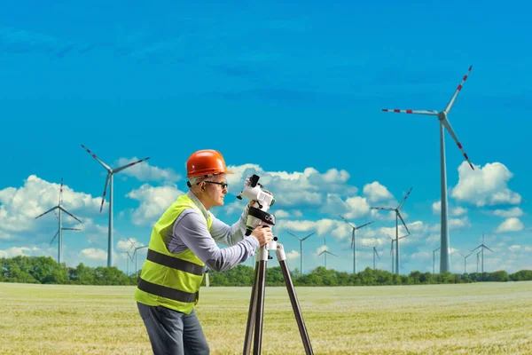 風力発電所で作業する測定装置を有する測地測量士 — ストック写真