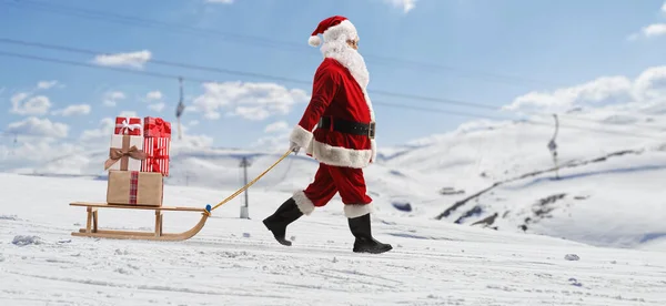 Noel Baba Nın Karlı Bir Dağda Hediyelerle Ahşap Bir Kızağı — Stok fotoğraf