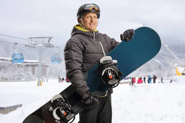 Homem Maduro Com Snowboard Posando Uma Estância Esqui Frente Teleférico — Fotografia de Stock