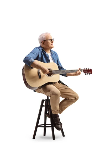 Olgun Müzisyen Bir Sandalyede Oturup Akustik Gitar Çalar Beyaz Arka — Stok fotoğraf