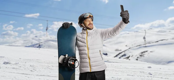 Man Snowboard Taking Selfie Smartphone Snowy Mountain — Fotografia de Stock
