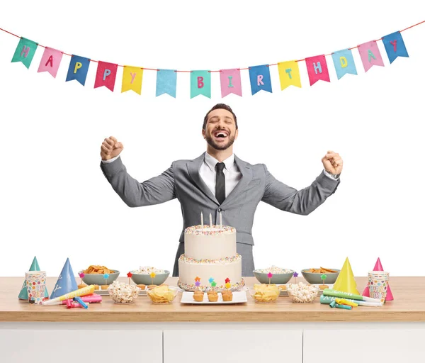 若いです男ですスーツお祝いの誕生日カウンターの後ろにケーキと白の背景に隔離 — ストック写真