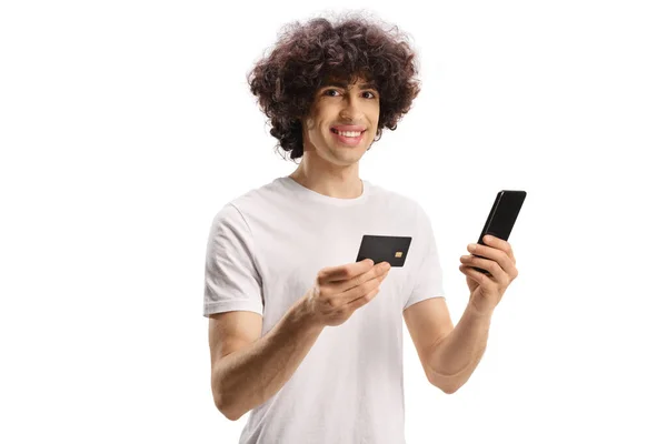 Случайный Молодой Человек Вьющимися Волосами Кредитной Картой Смартфоном Белом Фоне — стоковое фото