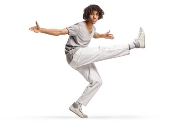 Beyaz arka planda izole edilmiş rastalı Amerikalı erkek dansçı.