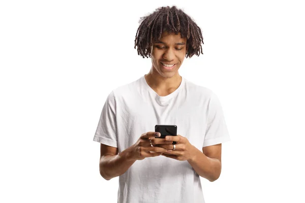 Beyaz Arka Planda Izole Edilmiş Akıllı Telefon Kullanan Gülümseyen Afro — Stok fotoğraf