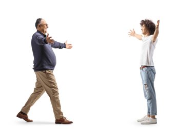 Babasının beyaz arka planda soyutlanmış bir şekilde kucaklanmayı bekleyen genç bir adamın tam boy profil çekimi.