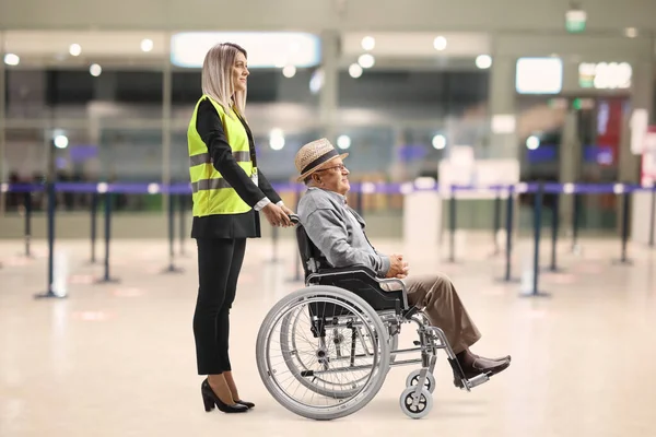 Assistentin Flughafen Steht Mit Einem Älteren Passagier Rollstuhl — Stockfoto