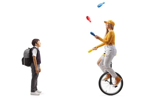 Niño Pie Mirando Una Hembra Montando Monociclo Haciendo Malabares Aislados —  Fotos de Stock
