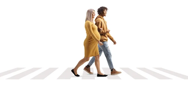 跨种族期待着一对夫妇在一个被隔离在白色背景下的人行横道上行走 — 图库照片