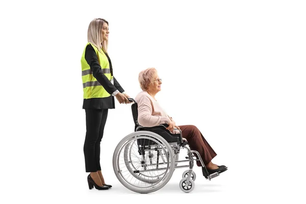 Sonderassistentin Steht Hinter Einer Seniorin Rollstuhl Isoliert Auf Weißem Hintergrund — Stockfoto