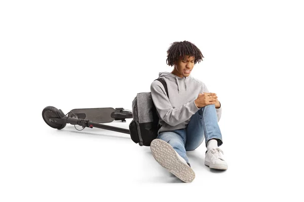 Afroamerikaner Sitzt Auf Dem Boden Neben Einem Elektroroller Und Hält — Stockfoto