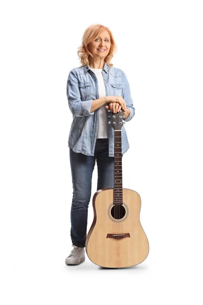 Full Length Portrait Mature Woman Posing Acoustic Guitar Isolated White — Stock fotografie