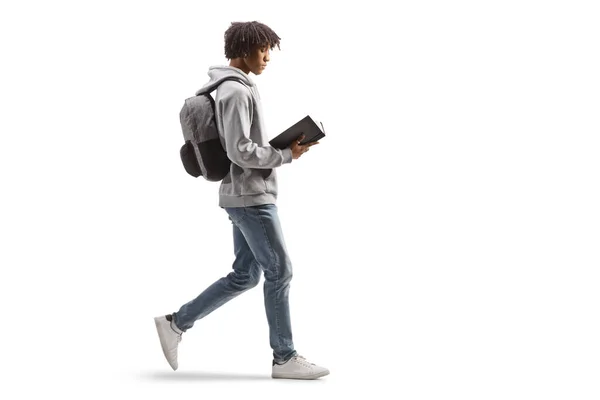 Полный Профиль Снимок Молодого Африканца Идущего Читающего Книгу Белом Фоне — стоковое фото