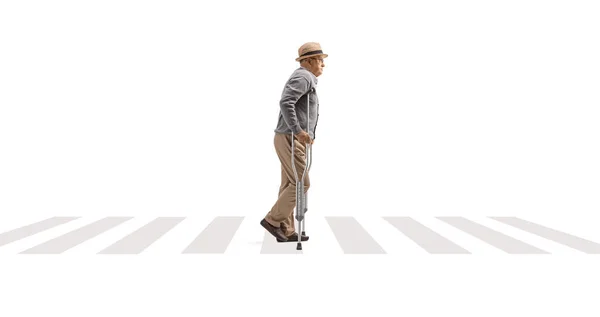 Älterer Mann Geht Mit Krücken Auf Einem Fußgängerüberweg Isoliert Auf — Stockfoto