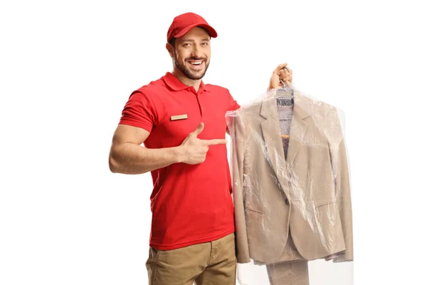 干洗工人在挂衣架上拿着一套西服 用塑料盖隔离在白色背衬上 — 图库照片