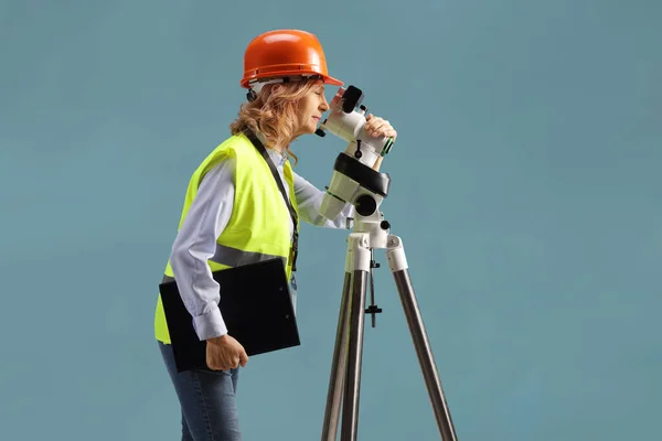白地に隔離された測定装置を用いて作業する女性測地測量士のプロフィール — ストック写真