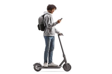 Afrika kökenli Amerikalı erkek. Elektronik scooter kullanıyor ve beyaz arka planda izole edilmiş bir akıllı telefon kullanıyor.