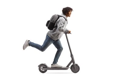 Beyaz arka planda izole edilmiş, seçilmiş scooter kullanan Afrikalı Amerikalı bir erkek öğrencinin tam boy profil fotoğrafı.