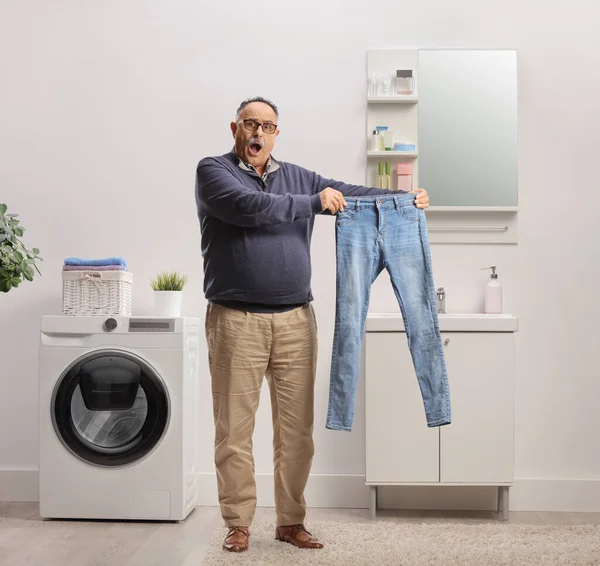 Schockiert Reifer Mann Mit Einer Jeans Inisde Ein Badezimmer — Stockfoto
