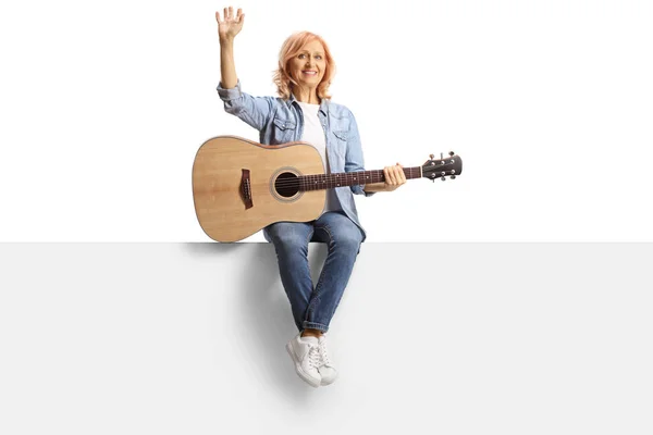 Retrato Comprimento Total Uma Mulher Sentada Painel Com Uma Guitarra — Fotografia de Stock