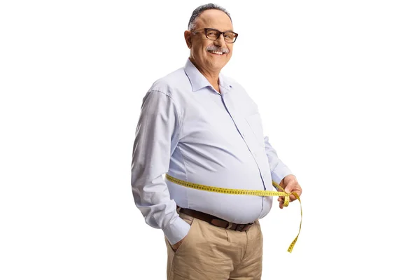 Volwassen Man Meten Taille Met Een Tape Glimlachen Geïsoleerd Witte — Stockfoto