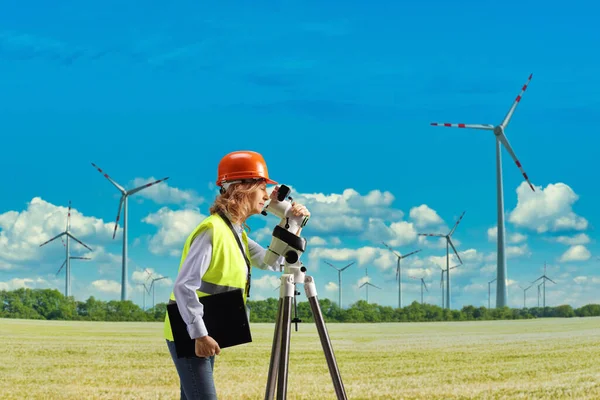 Профиль Женского Геодезического Геодезического Геодезиста Работающего Измерительным Прибором Ветряной Электростанции — стоковое фото