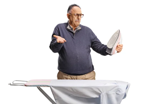 Verwirrter Älterer Mann Mit Bügeleisen Auf Weißem Hintergrund — Stockfoto