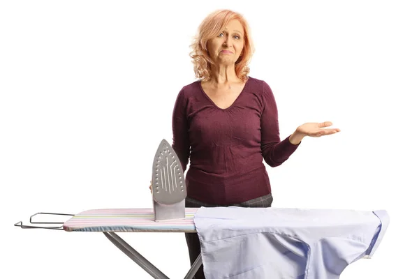 Moe Volwassen Vrouw Met Een Strijkplank Geïsoleerd Witte Achtergrond — Stockfoto