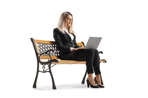 Geschäftsfrau Sitzt Auf Einer Bank Und Benutzt Einen Laptop Auf — Stockfoto