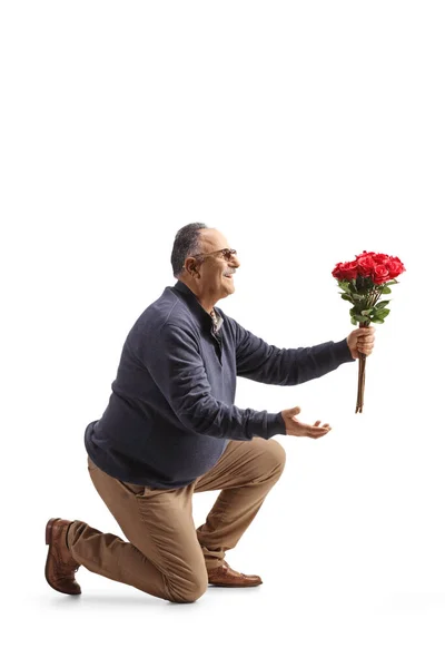 Vollständige Profilaufnahme Eines Reifen Mannes Der Einen Strauß Roter Rosen — Stockfoto