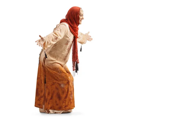 Мусульманка Этнической Одежде Распростертыми Объятьями Белом Фоне — стоковое фото