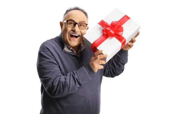 Šťastný Dospělý Muž Ukazuje Dárkové Krabice Červenou Stuhou Izolované Bílém — Stock fotografie